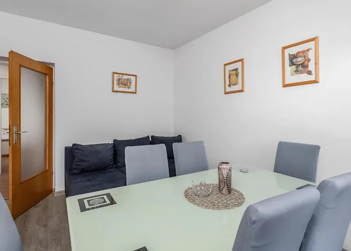 Beautiful In Apartamento Novi Vinodolski